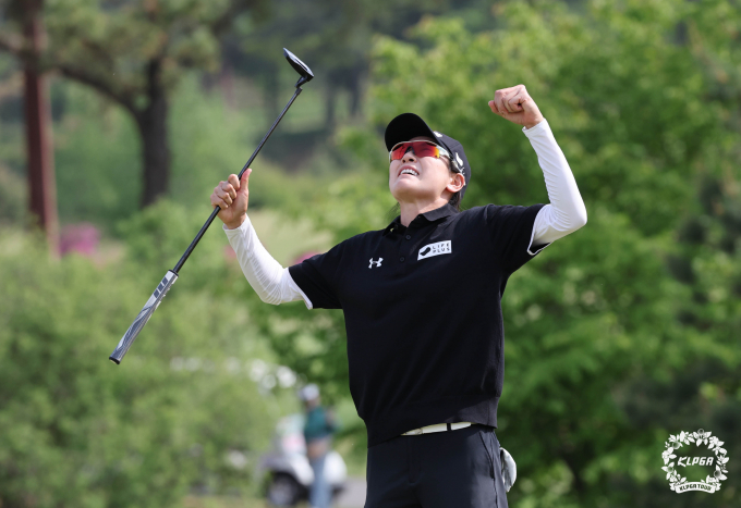 이정민이 KLPGA 챔피언십 우승 확정 후 기뻐하는 모습. /사진= KLPGA