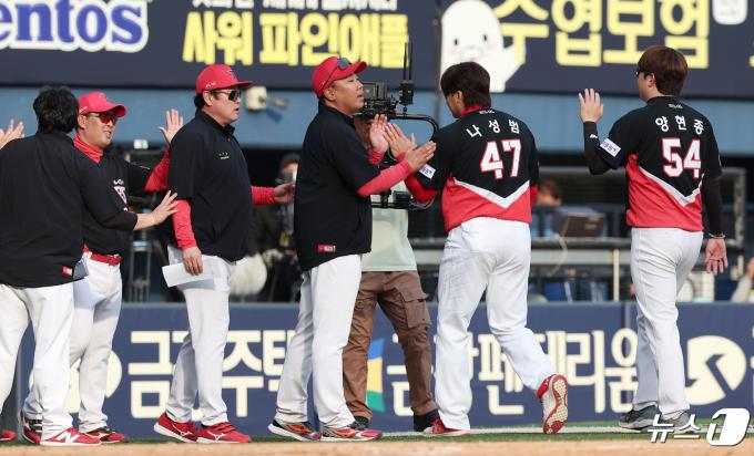 [사진] 나성범과 하이파이브 하는 이범호 감독