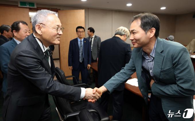 [사진] 유인촌 문체부 장관, 지역예술인 현장간담회 참석