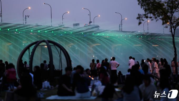 [사진] '화려한 무지개분수'