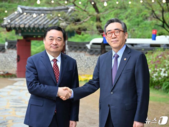 조태열 외교부 장관이 지난 24일 방한 중인 하오펑(??) 중국 랴오닝성 당서기와 오찬 간담회를 갖으며 악수를 하고 있다. (외교부 제공)