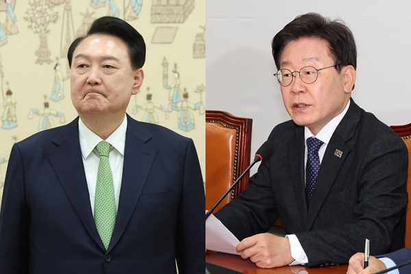 윤석열 대통령과 이재명 더불어민주당 대표가 29일 서울 용산 대통령실에서 첫번째 영수회담을 가진다. 사진은 (왼쪽) 윤 대통령이 지난 26일 서울 용산 대통령실 청사에서 열린 주한대사 신임장 제정식에서 신임장을 전달받기 위해 기다리는 모습. (오른쪽) 이 대표가 지난 26일 서울 여의도 국회에서 열린 최고위원회의에 참석해 발언하는 모습. /사진=뉴시스