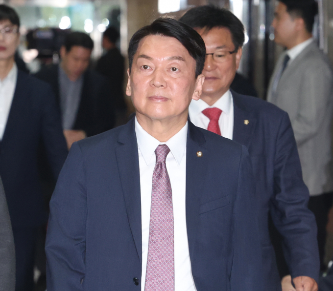 안철수 국민의힘 의원(경기 성남분당갑)이 윤석열 대통령과 이재명 더불어민주당 대표에게 29일 영수회담에서 민심을 받들어 협치해달라는 글을 자신의 페이스북에 게재했다. 사진은 안 의원이 지난 15일 서울 여의도 국회에서 열린 4선 이상 국회의원 당선인 간담회에 참석하는 모습. /사진=뉴스1 