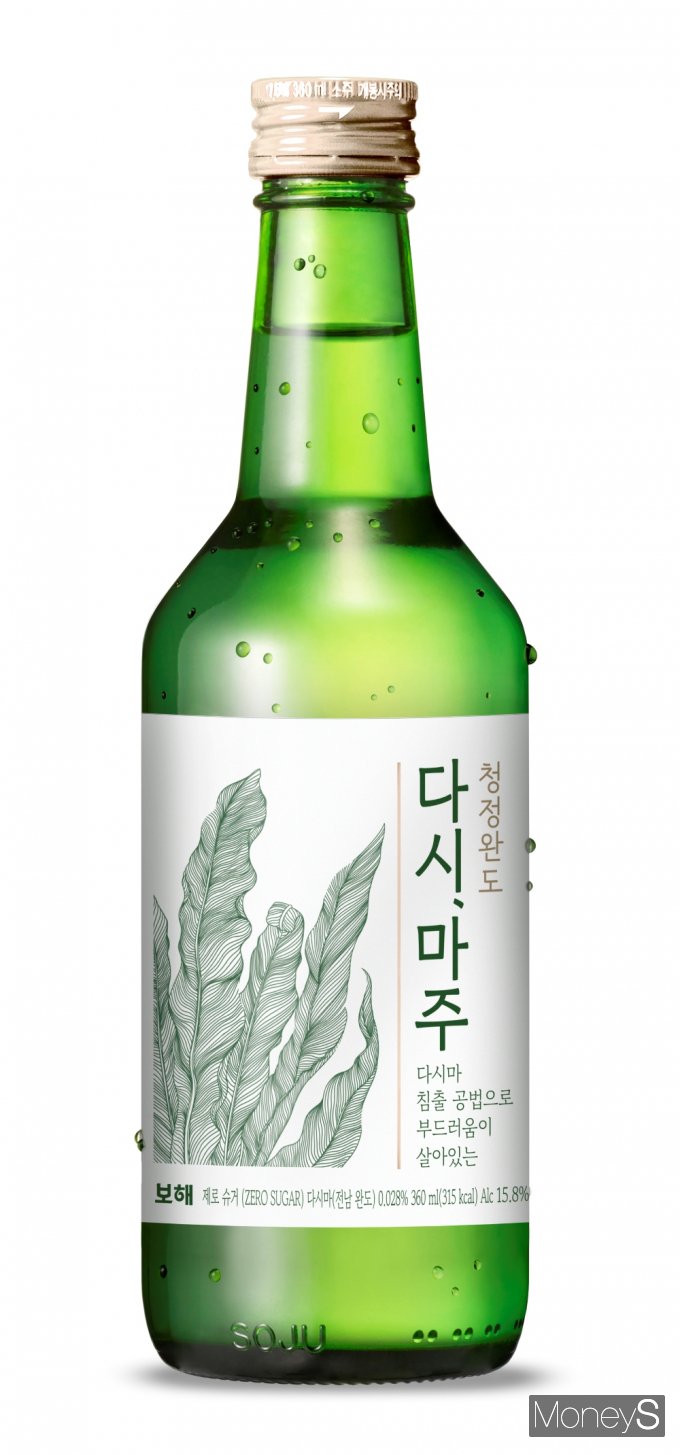 보해양조는 세계 최초로 해조류 중 하나인 다시마를 핵심 주재료로 한 소주 '다시, 마주'를 출시했다/사진=보해양조 제공.