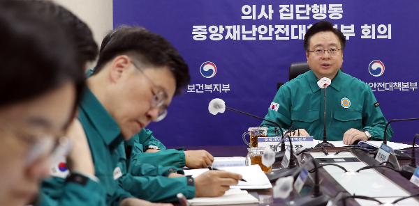 정부가 필수의료 보상을 강화하겠다며 의사들에게 집단행동을 멈출 것을 촉구했다. 조규홍 보건복지부 장관이 29일 오전 세종시 정부세종청사에서 열린 의사집단행동 관련 중대본 회의를 주재하며 발언하고 있다. /사진=뉴스1