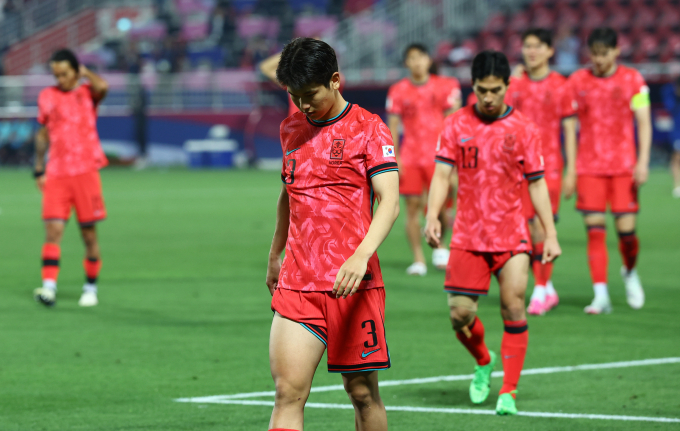 한국 남자 축구대표팀이 2024 파리올림픽 본선진출에 실패하면서 여자핸드볼을 제외한 구기 종목들을 대회에서 볼 수 없게 됐다. 사진은 지난 26일(한국시각) 인도네시아에 패해 올림픽행이 좌절된 이후 아쉬워하는 한국 남자 축구 선수들. /사진=뉴시스