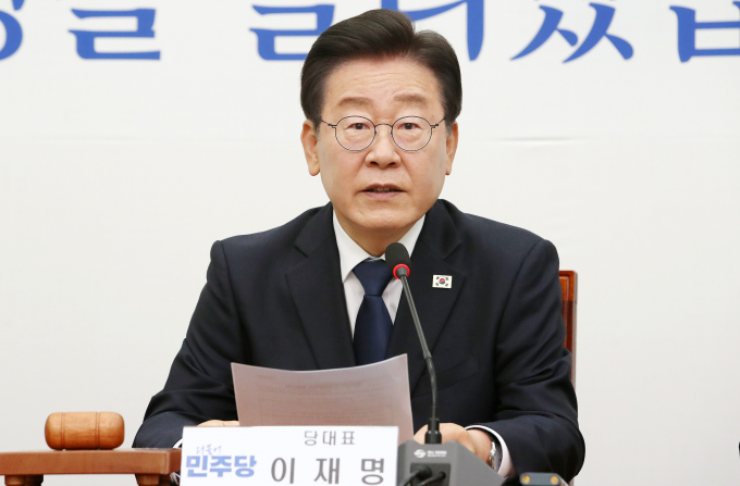 이재명 더불어민주당 대표가 서울시의회 국민의힘이 '서울시 학생인권조례 폐지 조례안'을 통과시킨 것에 대해 정치적 퇴행이라며 비판했다. 사진은 이 대표가 29일 서울 여의도 국회에서 열린 최고위원회의에서 발언하는 모습. /사진=뉴스1