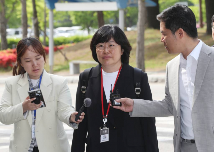 공수처가 채 상병 순직 사건 수사에 외압을 행사한 혐의를 받는 유재은 국방부 법무관리관을 사흘 만에 재소환했다. 사진은 29일 오전 '해병대 채 상병 사망사건 수사 외압 의혹' 관련 소환조사를 받기위해 경기 과천시 고위공직자범죄수사처(공수처)에 출석하고 있는 유재은 법무관리관. /사진= 뉴스1 