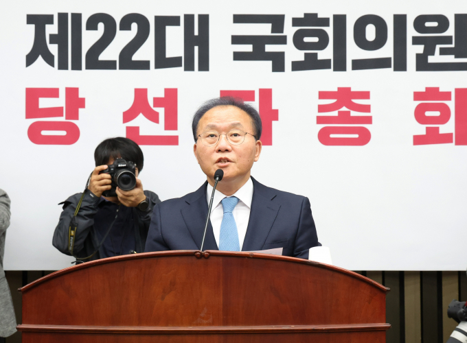 국민의힘 차기 비상대책위원장에 황우여 전 새누리당 대표가 지명됐다. 사진은 윤재옥 국민의힘 원내대표가 29일 서울 여의도 국회에서 열린 제22대 국회의원 당선자총회에서 발언하는 모습. /사진=뉴스1