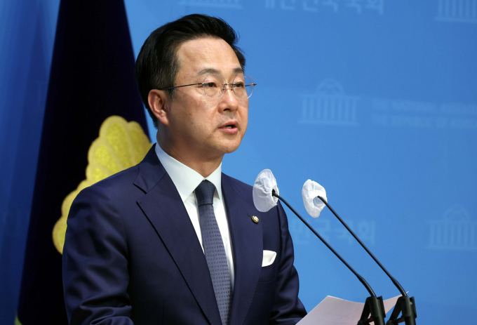 더불어민주당이 윤석열 대통령과 이재명 민주당 대표의 회담에 대해 대통령의 민심 수용 여부를 확인할 수 있는 자리라고 말했다. 사진은 박성준 민주당 수석대변인이 지난 14일 서울 여의도 국회 소통관에서 채 상병 특검 촉구 기자회견을 하는 모습. /사진=뉴시스