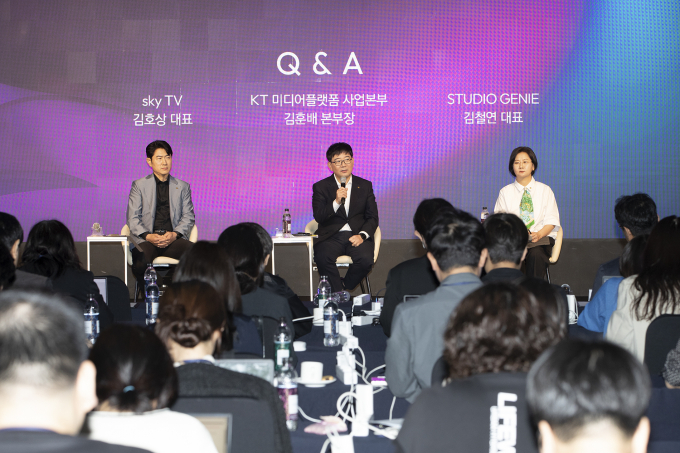KT는 skyTV, KT스튜디오지니와 29일 오전 노보텔 앰배서더 서울 동대문에서 'KT그룹 미디어데이'를 개최했다. (왼쪽부터) 김호상 skyTV 김호상 대표, 김훈배 KT 미디어플랫폼사업본부장(전무), 김철연 스튜디오지니 대표. /사진=KT