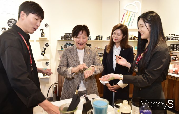 ▲ 매장 및 국산 두류 활용 제품 시연하는 송미령 농림축산식품부 장관 