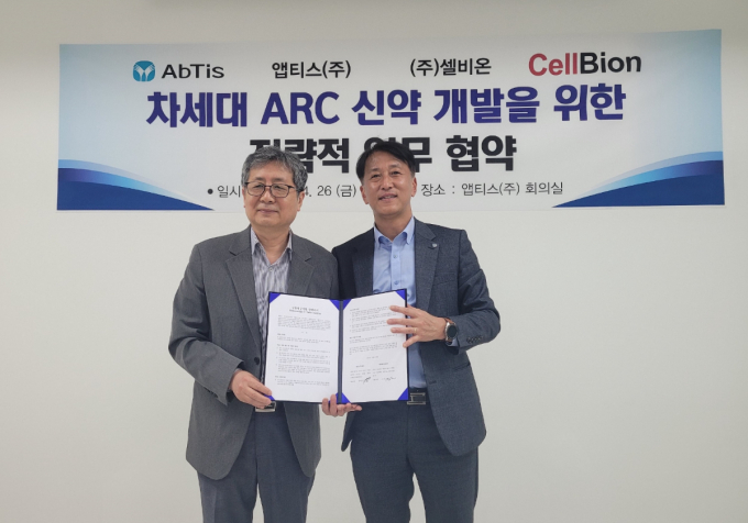 지난 26일 앱티스 본사에서 진행한 '차세대 ARC 신약 개발을 위한 전략적 업무 협약 체결식'에서 한태동 앱티스 대표이사(오른쪽)와 김권 셀비온 대표이사가 기념 사진을 촬영하고 있다. /사진=동아에스티 