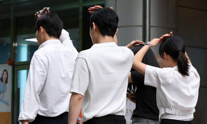 30일 전국이 흐리고 곳곳에서 소나기가 내릴 전망이다. 사진은 지난해 8월 서울 영등포구 여의도 일대에서 우산을 미처 챙기지 못해 손으로 머리를 가린 채 발걸음을 재촉하고 있는 시민들. /사진= 뉴스1   