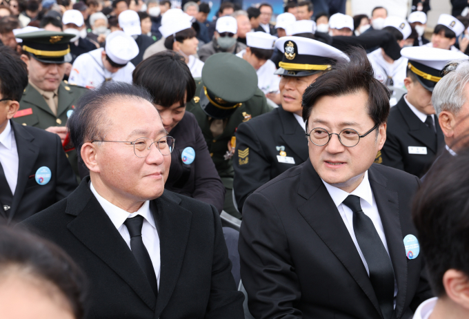 국민의힘과 더불어민주당 원내대표가 29일 5월 국회 의사일정 협의 재논의에 나섰다. 사진은 윤재옥 국민의힘 원내대표(왼쪽)와 홍익표 민주당 원내대표가 지난달 22일 평택 해군2함대 기지에서 열린 서해수호의날 기념식에서 대화를 나누는 모습. /사진=뉴시스(대통령실통신사진기자단) 