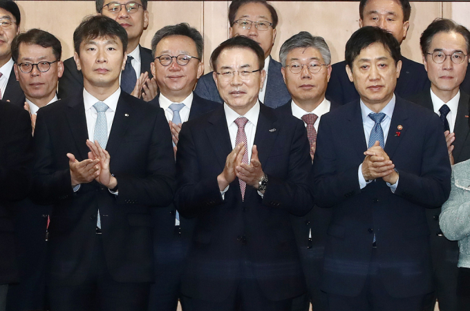 지난해 12월 김주현 금융위원장(오른쪽부터), 조용병 은행연합회장, 이복현 금융감독원장이 서울 중구 은행연합회관에서 열린 은행권 민생금융지원 간담회에서 참석한 은행장들과 기념촬영을 하며 박수를 치고 있다./사진=뉴스1