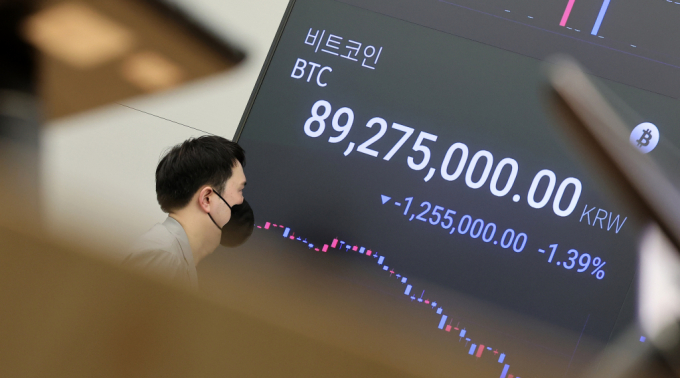  비트코인 현물 상장지수펀드(ETF) 시장의 부진으로 비트코인 시세가 9천만원 아래로 떨어진 29일 서울 강남구 업비트 라운지 전광판에 비트코인 시세가 나오고 있다./사진=뉴스1