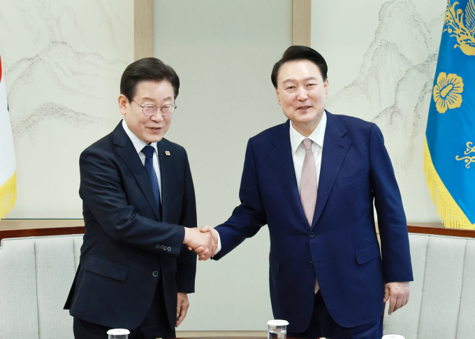 윤석열 대통령과 이재명 더불어민주당 대표이 29일 서울 용산 대통령실에서 만나 영수회담을 진행했다. 사진은 윤 대통령(오른쪽)이 29일 서울 용산 대통령실 청사에서 이 대표와 만난 모습. /사진=뉴시스(대통령실통신사진기자단) 