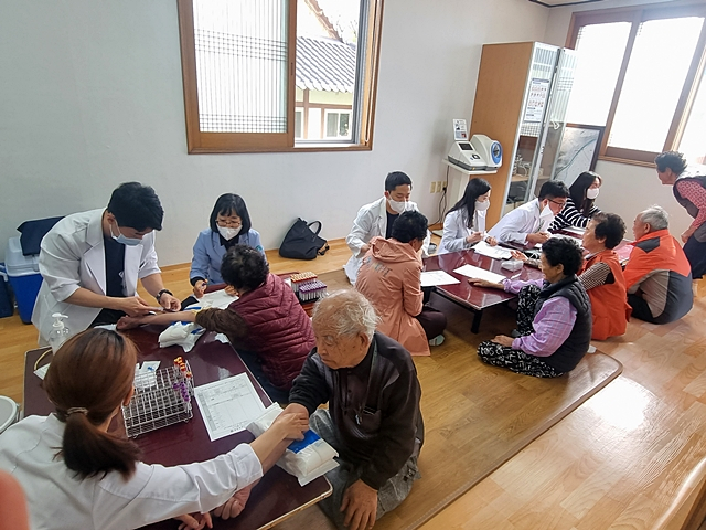 울진군 관계자들이 어르신을 대상으로 맞춤형 개인 건강관리 서비스를 제공하는 모습/사진제공=경북 울진군