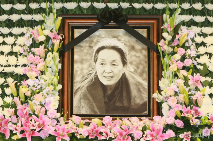 박 작가가 필생의 역작 '토지'를 남기고 세상을 떠났다. 사진은 지난 2008년 5월 소설가 故 박경리 빈소. /사진= 머니투데이 