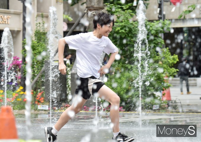 [머니S포토] 반소매 차림도 좋아요… 초여름 날씨 찾아와