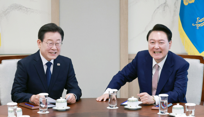 윤석열 대통령이 이재명 더불어민주당 대표를 "초청에 응해주셔서 감사하다"며 반갑게 맞이했다. 사진은 윤 대통령(오른쪽)이 29일 서울 용산 대통령실 청사에서 이 대표와 회담하는 모습. /사진=뉴시스(대통령실통신사진기자단)