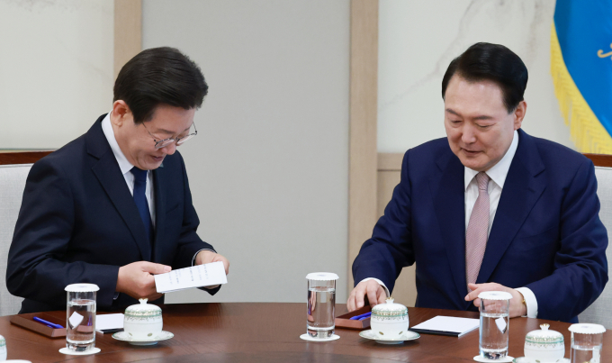 이재명 더불어민주당 대표가 윤석열 대통령과의 영수회담을 위해 A4 10장 분량의 자료를 직접 준비했다. 사진은 이 대표(왼쪽)가 29일 서울 용산 대통령실 청사에서 열린 윤 대통령과의 영수회담에서 미리 준비한 메시지를 꺼내는 모습. /사진=뉴시스(대통령실통신사진기자단) 