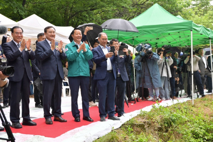  이병노 전남 담양군(왼쪽 두번째))이 29일 오랜 주민 숙원인 순창군 구림면 도수터널의 차수벽을 철거하고 풍년을 기원하는 통수식을 개최하고 있다./사진=담양군