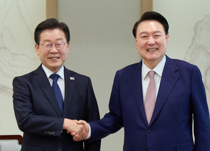 윤석열 대통령과 이재명 더불어민주당 대표의 첫 영수회담이 29일 오후 2시4분부터 4시14분까지 총 2시간10분동안 진행됐다. 사진은 윤 대통령(오른쪽)과 더불어민주당 이 대표가 29일 서울 용산 대통령실 집무실에서 열린 영수회담에서 악수하는 모습. /사진=뉴시스(대통령실 제공) 