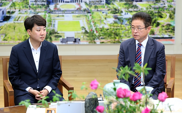 이철우 경북도지사(오른쪽)가 이준석 개혁신당 대표(왼쪽)와 환담을 나누고 있다./사진제공=경상북도