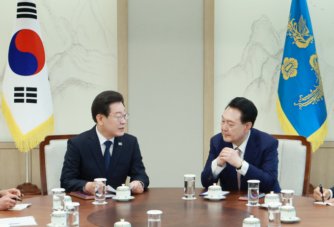 이재명 더불어민주당 대표가 29일 회담에서 윤석열 대통령에게 채 상병 특검법, 이태원 참사 특검법 적극 수용을 요청했다. 사진은 윤 대통령(오른쪽)이 29일 서울 용산 대통령실 청사에서 이 대표의 이야기를 경청하는 모습. /사진=뉴시스(대통령실통신사진기자단) 