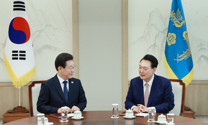 더불어민주당이 윤석열 대통령과 이재명 당대표의 첫 영수회담과 관련해 "큰 기대를 했지만 변화를 찾아볼 수 없었다"는 소회를 전했다. 사진은 29일 서울 용산 대통령실에서 영수회담을 갖는 윤 대통령(오른쪽)과 이 대표. /사진=뉴시스(대통령실통신사진기자단)