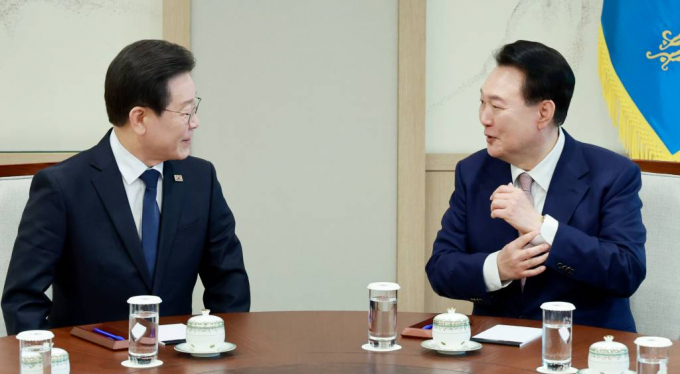 대통령실이 윤석열 대통령과 이재명 더불어민주당 대표의 영수회담에 대해 긍정적으로 평가했다. 사진은 29일 서울 용산 대통령실 청사에서 이재명 더불어민주당 대표와 회담을 하는 윤석열 대통령(오른쪽). /사진= 대통령실 제공 