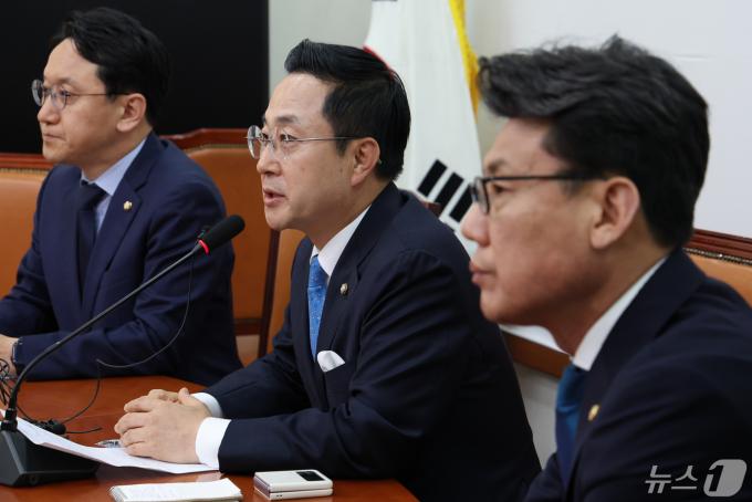 박성준 더불어민주당 수석 대변인이 29일 서울 여의도 국회에서 윤석열 대통령과 이재명 더불어민주당 대표의 첫 영수회담 관련 브리핑을 하고 있다. 2024.4.29/뉴스1 ⓒ News1 송원영 기자