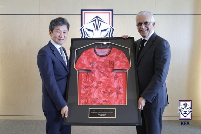 정몽규 대한축구협회 회장(왼쪽)과 살만 AFC회장(대한축구협회 제공)