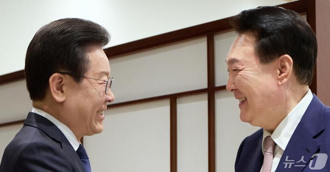 윤석열 대통령이 29일 용산 대통령실에서 열린 영수회담에 앞서 집무실에 도착한 이재명 더불어민주당 대표를 맞이하며 악수하고 있다. (대통령실 제공) 2024.4.29/뉴스1 ⓒ News1 오대일 기자