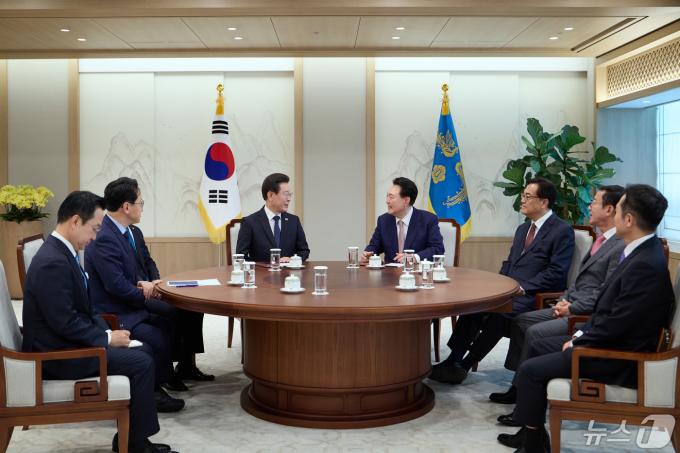 윤석열 대통령과 이재명 더불어민주당 대표가 29일 용산 대통령실 청사에서 열린 첫 영수회담에서 서로 마주보며 대화하고 있다. 왼쪽부터 더불어민주당 박성준 수석대변인, 천준호 대표비서실장, 진성준 정책위의장, 이 대표, 윤 대통령, 정진석 대통령비서실장, 홍철호 정무수석, 이도운 홍보수석. (대통령실 제공) 2024.4.29/뉴스1 ⓒ News1 오대일 기자