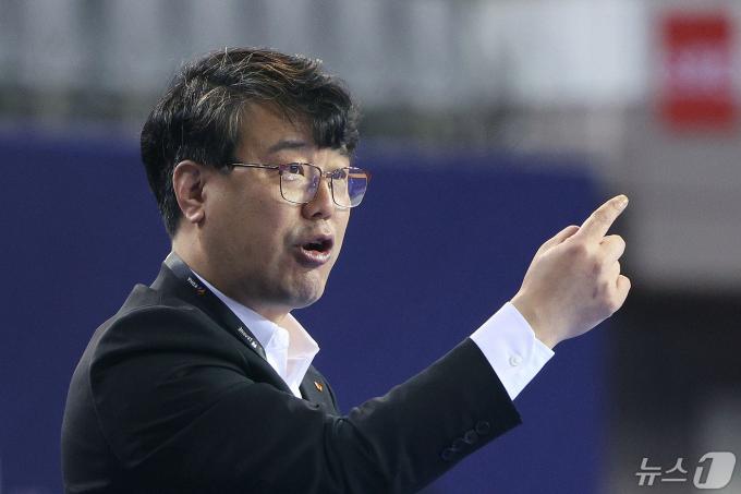 [사진] 작전 지시하는 김경진 감독