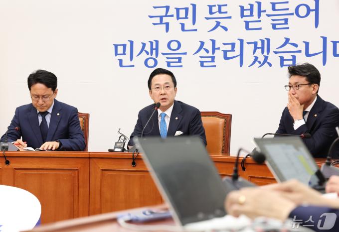 박성준 더불어민주당 수석 대변인이 29일 서울 여의도 국회에서 윤석열 대통령과 이재명 더불어민주당 대표의 첫 영수회담 관련 브리핑을 하고 있다. 2024.4.29/뉴스1 ⓒ News1 송원영 기자