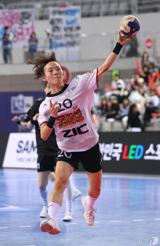 [사진] 김하경 '펄펄 날다'