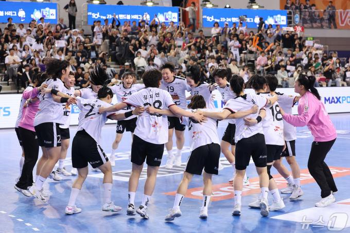 [사진] 통합 우승 자축하는 SK
