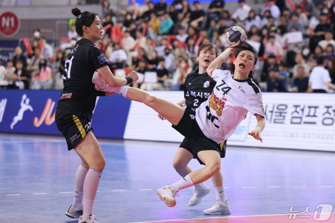 [사진] SK 강경민 '포기하지 않는다'