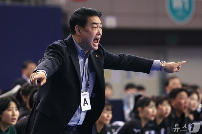 [사진] 작전 지시하는 이계청 감독