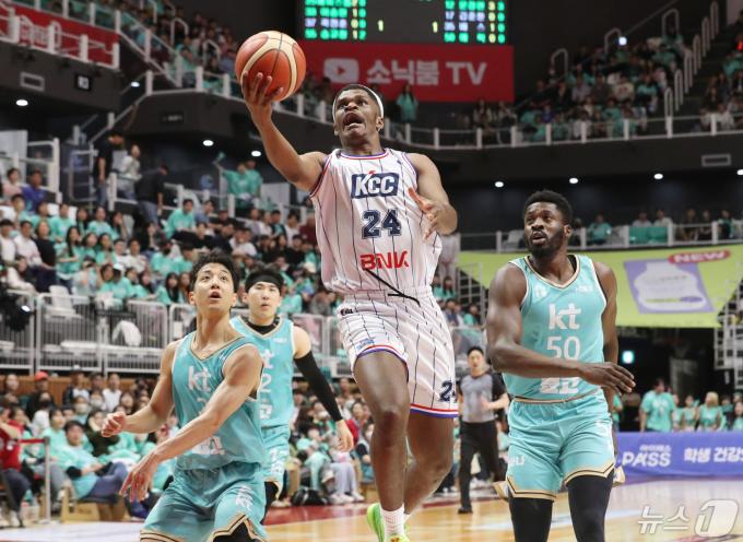 29일 오후 경기 수원시 권선구 수원KT소닉붐아레나에서 열린 '2023-2024 정관장 프로농구' 챔피언 결정전 2차전 수원 KT 소닉붐과 부산 KCC 이지스의 경기에서 KCC 존슨이 슛을 하고 있다. 2024.4.29/뉴스1 ⓒ News1 김영운 기자