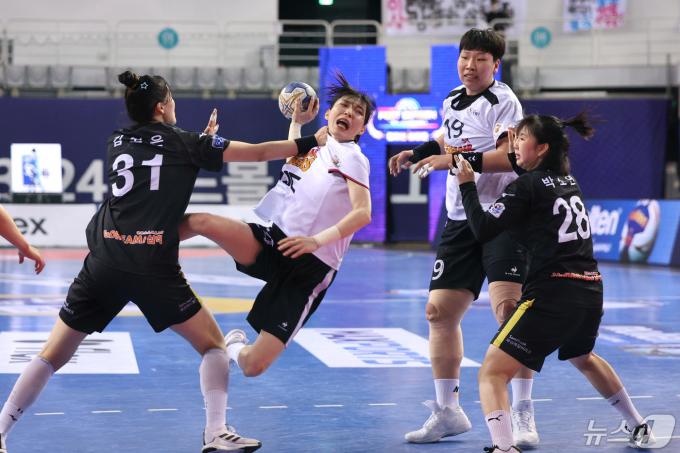 29일 오후 서울 송파구 SK핸드볼경기장에서 열린 2023-24 신한 SOL 페이 H리그 SK슈가글라이더즈와 삼척시청의 챔피언결정전 2차전에서 SK 강경민이 슛을 하고 있다. 2024.4.29/뉴스1 ⓒ News1 신웅수 기자