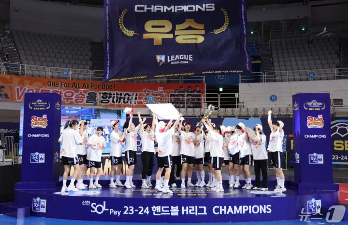 [사진] 우승 트로피 들어올리는 SK