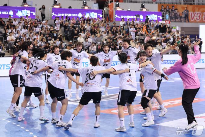 29일 오후 서울 송파구 SK핸드볼경기장에서 열린 2023-24 신한 SOL 페이 H리그 SK슈가글라이더즈와 삼척시청의 챔피언결정전 2차전에서 33대 24로 승리한 SK 선수들이 환호하고 있다. SK는 이날 승리로 새롭게 출범한 H리그의 초대 우승 및 통합 우승까지 달성했다. 2024.4.29/뉴스1 ⓒ News1 신웅수 기자