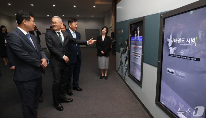[사진] 태권도원 시설 살펴보는 유인촌 장관