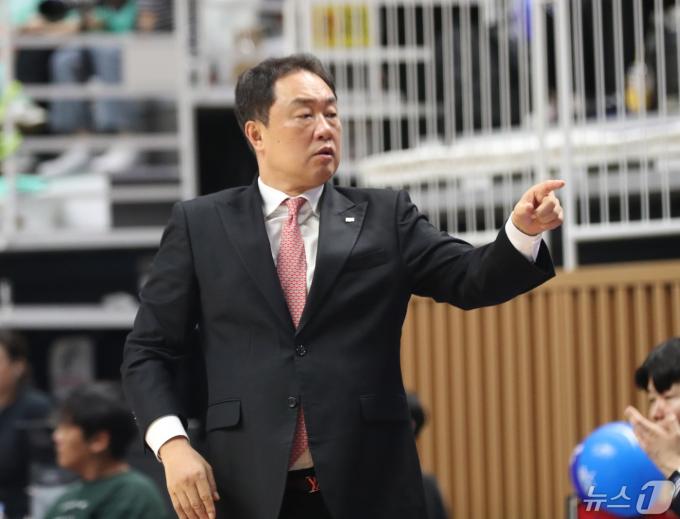 29일 오후 경기 수원시 권선구 수원KT소닉붐아레나에서 열린 '2023-2024 정관장 프로농구' 챔피언 결정전 2차전 수원 KT 소닉붐과 부산 KCC 이지스의 경기에서 KCC 전창진 감독이 작전 지시를 하고 있다. 2024.4.29/뉴스1 ⓒ News1 김영운 기자