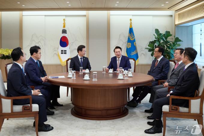 윤석열 대통령이 29일 용산 대통령실에서 열린 이재명 더불어민주당 대표와의 첫 영수회담에서 발언하고 있다. 왼쪽부터 더불어민주당 박성준 수석대변인, 천준호 대표비서실장, 진성준 정책위의장, 이 대표, 윤 대통령, 정진석 대통령비서실장, 홍철호 정무수석, 이도운 홍보수석. (대통령실 제공) 2024.4.29/뉴스1(대통령실 제공) 2024.4.29/뉴스1 ⓒ News1 오대일 기자